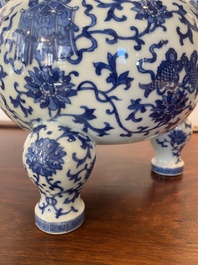 Een Chinese blauw-witte driepotige wierookbrander, Daoguang merk en periode