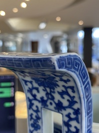 Een Chinese blauw-witte driepotige wierookbrander, Daoguang merk en periode