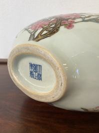 Vase de forme 'bianhu' en porcelaine de Chine famille rose &agrave; d&eacute;cor d'oiseaux parmi des branches fleuries, marque de Yongzheng, 20&egrave;me