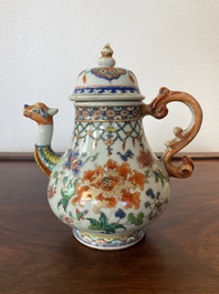 Th&eacute;i&egrave;re couverte en porcelaine de Chine famille rose au bec en forme de dragon, Yongzheng/Qianlong