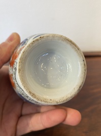 Twee Chinese blauw-witte en ijzerrode theebussen met karpers, Yongzheng