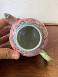 Een Chinese famille rose 'lotus' theepot met deksel, Yongzheng