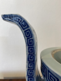 Een Chinese blauw-witte driepotige wierookbrander, Daoguang merk en periode