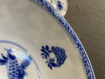Een paar Chinese blauw-witte koppen en schotels met karpers, Kangxi