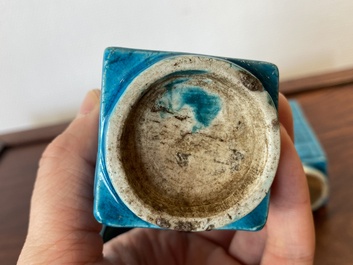 Een paar Chinese turquoise 'cong' vazen en een 'luduan' wierookbrander, 19/20e eeuw