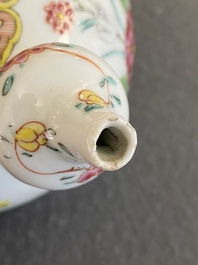 Een paar Chinese famille rose kendi met hanen, Qianlong