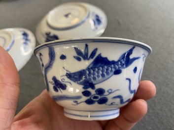 Een paar Chinese blauw-witte koppen en schotels met karpers, Kangxi
