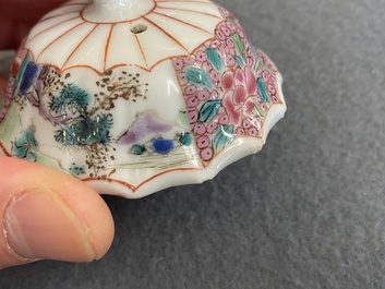 Een Chinese famille rose theepot met vissers, Yongzheng