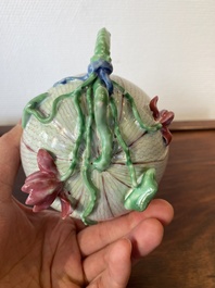 Een Chinese famille rose 'lotus' theepot met deksel, Yongzheng