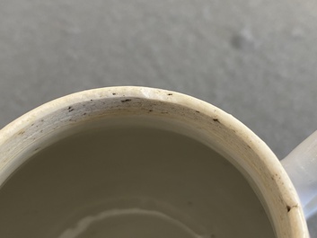 Een Chinese famille rose theepot met vissers, Yongzheng