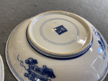 Een paar Chinese blauw-witte koppen en schotels met karpers, Kangxi