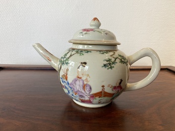 Een Chinese famille rose theepot met een dame en een kind in een tuin, Qianlong