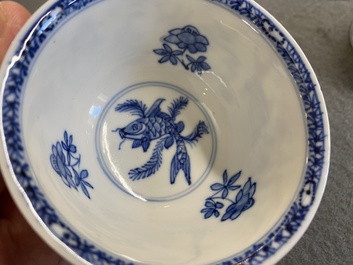 Een paar Chinese blauw-witte koppen en schotels met karpers, Kangxi