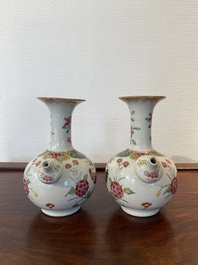 Een paar Chinese famille rose kendi met hanen, Qianlong