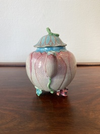 Een Chinese famille rose 'lotus' theepot met deksel, Yongzheng