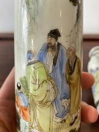Een paar Chinese rouleau vazen, gesigneerd Xiong Xiaofeng 熊曉峰, gedateerd 1947
