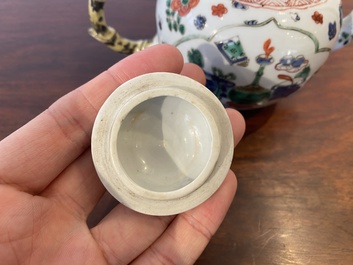 Th&eacute;i&egrave;re en porcelaine de Chine famille verte &agrave; d&eacute;cor d'antiquit&eacute;s, Kangxi
