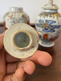 Twee Chinese blauw-witte en ijzerrode theebussen met karpers, Yongzheng