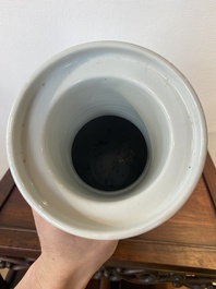 Een Chinese doucai rouleau vaas met de '18 Luohan', 19/20e eeuw