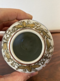 Twee Chinese blauw-witte en ijzerrode theebussen met karpers, Yongzheng