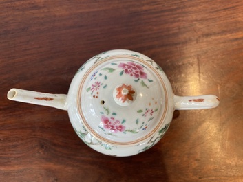 Een Chinese famille rose theepot met een dame en een kind in een tuin, Qianlong