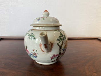Een Chinese famille rose theepot met een dame en een kind in een tuin, Qianlong