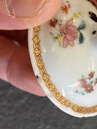 Twee Chinese blauw-witte en ijzerrode theebussen met karpers, Yongzheng