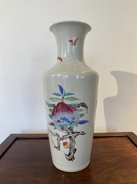 Een Chinese famille rose rouleau vaas met Shou Lao, Yongzheng