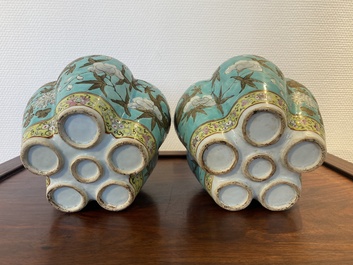 Een paar Chinese famille rose bloemenvazen met draken op turquoise fondkleur, 19e eeuw