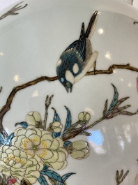 Vase de forme 'bianhu' en porcelaine de Chine famille rose &agrave; d&eacute;cor d'oiseaux parmi des branches fleuries, marque de Yongzheng, 20&egrave;me