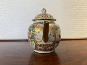 Een Chinese famille rose theepot met mandarijns decor, Qianlong