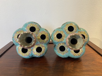 Een paar Chinese famille rose bloemenvazen met draken op turquoise fondkleur, 19e eeuw