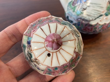 Een Chinese famille rose theepot met vissers, Yongzheng