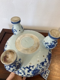 Een Chinese blauw-witte driepotige wierookbrander, Daoguang merk en periode