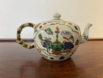 Th&eacute;i&egrave;re en porcelaine de Chine famille verte &agrave; d&eacute;cor d'antiquit&eacute;s, Kangxi