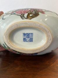 Vase de forme 'bianhu' en porcelaine de Chine famille rose &agrave; d&eacute;cor d'oiseaux parmi des branches fleuries, marque de Yongzheng, 20&egrave;me