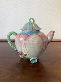 Een Chinese famille rose 'lotus' theepot met deksel, Yongzheng