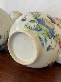 Een paar Chinese famille rose kendi met hanen, Qianlong