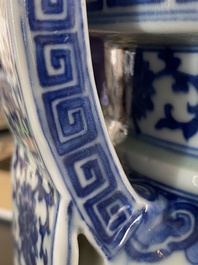 Een Chinese blauw-witte driepotige wierookbrander, Daoguang merk en periode