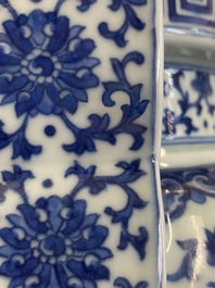 Een Chinese blauw-witte driepotige wierookbrander, Daoguang merk en periode