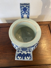 Een Chinese blauw-witte driepotige wierookbrander, Daoguang merk en periode