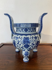 Een Chinese blauw-witte driepotige wierookbrander, Daoguang merk en periode