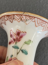 Een paar Chinese famille rose kendi met hanen, Qianlong