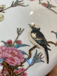 Vase de forme 'bianhu' en porcelaine de Chine famille rose &agrave; d&eacute;cor d'oiseaux parmi des branches fleuries, marque de Yongzheng, 20&egrave;me