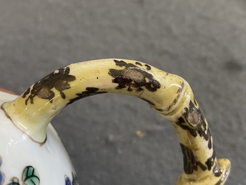 Th&eacute;i&egrave;re en porcelaine de Chine famille verte &agrave; d&eacute;cor d'antiquit&eacute;s, Kangxi