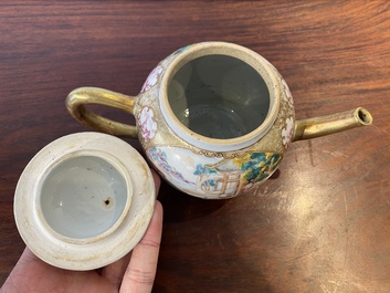 Een Chinese famille rose theepot met mandarijns decor, Qianlong