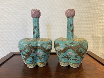 Een paar Chinese famille rose bloemenvazen met draken op turquoise fondkleur, 19e eeuw