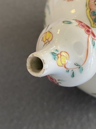 Een paar Chinese famille rose kendi met hanen, Qianlong
