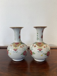 Een paar Chinese famille rose kendi met hanen, Qianlong
