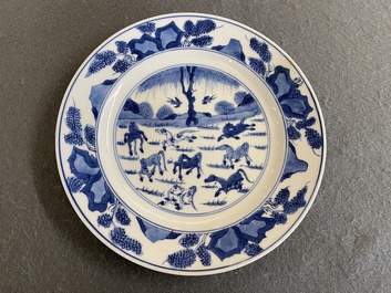 Een Chinees blauw-wit 'Acht paarden van Mu Wang' bord, Kangxi
